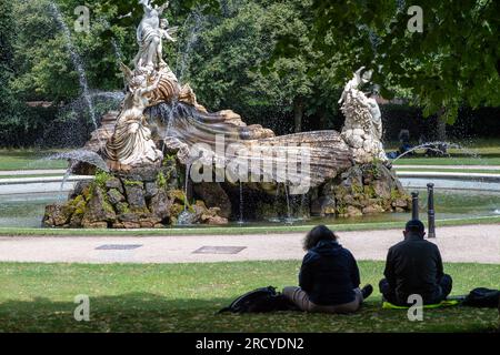 Taplow, Buckinghamshire, Royaume-Uni. 17 juillet 2023. Un couple assis à l'ombre à côté de la Fontaine de l'Amour. Ce fut une belle journée ensoleillée à Cliveden aujourd'hui, alors que les visiteurs ont apprécié regarder les magnifiques jardins du National Trust. Crédit : Maureen McLean/Alamy Live News Banque D'Images