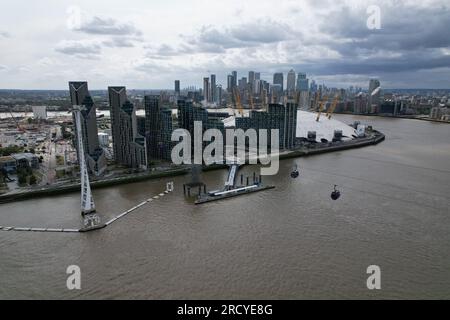 Téléphérique de Londres, O2 Arena et horizon de la ville en arrière-plan aérien Banque D'Images