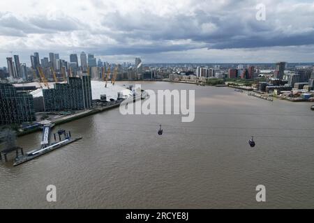 Téléphérique de Londres, O2 Arena et horizon de la ville en arrière-plan aérien Banque D'Images