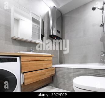 Intérieur de salle de bain de style minimaliste avec meubles en chêne en bois, boller, motifs scandinaves, Banque D'Images