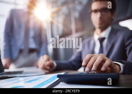 L'homme d'affaires le calcul de budgets, factures et conseiller financier à travailler. Banque D'Images