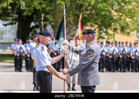 17 juillet 2023, Bade-Württemberg, Müllheim : le major-général Ruprecht von Butler (à droite) remet un fanion et donc le commandement de la brigade franco-allemande au brigadier-général Christian Friedl (à gauche). En raison de sa structure binationale, le commandement de la Brigade franco-allemande alterne entre la France et l'Allemagne tous les deux ans. Le commandant de brigade français passe maintenant le commandement à son successeur allemand. Dans le même temps, le poste de commandant adjoint de brigade est également transféré. Photo : Philipp von Ditfurth/dpa Banque D'Images