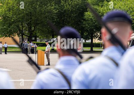 17 juillet 2023, Bade-Württemberg, Müllheim : le général de brigade Jean Philippe Leroux, commandant sortant de la Brigade franco-allemande, se tient sur le terrain de parade de la caserne Robert Schuman et prend la parole. En raison de sa structure binationale, le commandement de la Brigade franco-allemande tourne entre la France et l'Allemagne tous les deux ans. Le commandant de brigade français passe maintenant le commandement à son successeur allemand. Dans le même temps, le poste de commandant adjoint de brigade est également transféré. Photo : Philipp von Ditfurth/dpa Banque D'Images