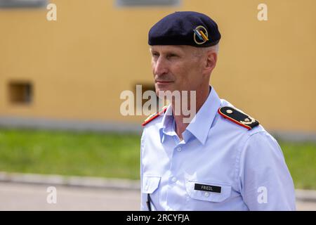 17 juillet 2023, Bade-Württemberg, Müllheim : le général de brigade Christian Friedl, nouveau commandant de la Brigade franco-allemande, se tient sur le terrain de parade de la caserne Robert Schuman. En raison de sa structure binationale, le commandement de la Brigade franco-allemande tourne entre la France et l'Allemagne tous les deux ans. Le commandant de brigade français passe maintenant le commandement à son successeur allemand. Dans le même temps, le poste de commandant adjoint de brigade est également transféré. Photo : Philipp von Ditfurth/dpa Banque D'Images