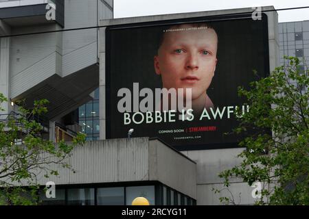 Afficher la publicité pour Black Mirror série 6 épisode Joan is affreux avec le texte Bobbie is affreux. Série Netflix sur Streamberry. Manchester UK Banque D'Images