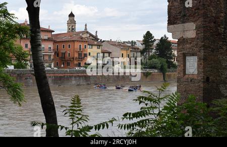 Rafting sur la rivière Adige dans la ville de Vérone, aviron, Une excursion fluviale à bord d'un radeau à travers Vérone. Banque D'Images