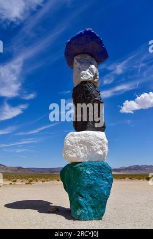 Seven Magic Mountains, une installation artistique dans le désert avec 7 totems de blocs peints jusqu'à 35 pieds. High par Ugo Rondinone. Banque D'Images
