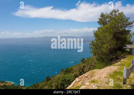 La côte près de bol sur la côte sud de l'île de Brac en Croatie en mai. En regardant vers l'île de Hvar Banque D'Images