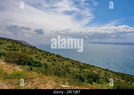 La côte près de bol sur la côte sud de l'île de Brac en Croatie en mai. En regardant vers l'île de Hvar Banque D'Images