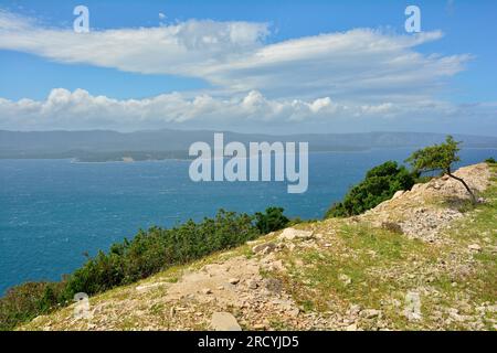 La côte près de bol sur la côte sud de l'île de Brac en Croatie en mai. En regardant vers l'île de Hvar Banque D'Images