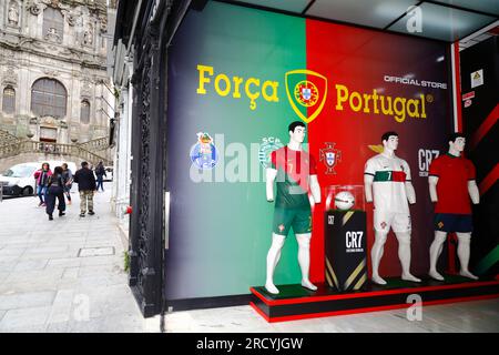 Mannequins du célèbre footballeur portugais Cristiano Ronaldo dans le magasin officiel Força Portugal, Porto / Porto, Portugal Banque D'Images