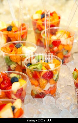 Salade de fruits frais arrangée dans des tasses en plastique à vendre Banque D'Images