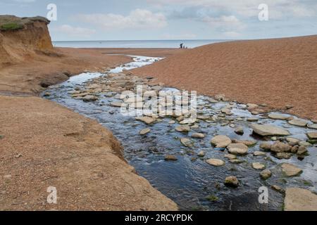 La rivière Winniford rencontre la mer à Seatown, nr Chideock, Bridport, Dorset. Banque D'Images