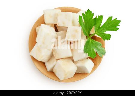 Racine de céleri fraîche avec feuille dans un bol en bois isolé sur fond blanc. Vue de dessus. Pose à plat. Banque D'Images