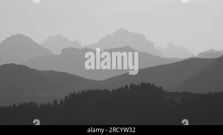 Image monochrome des chaînes de montagnes dans la lumière du matin vue de Vorder Walig, Suisse. Banque D'Images