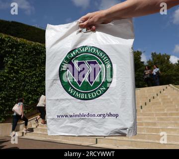 16 juillet 2023 ; All England Lawn tennis and Croquet Club, Londres, Angleterre : tournoi de tennis de Wimbledon ; sac de championnat de Wimbledon vintage tenu par un membre de la foule Banque D'Images