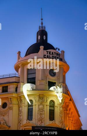 Madrid, Espagne - 9 février 2023 : dragon gonflable illuminé à travers une fenêtre dans le théâtre Calderon ou Teatro Calderon. Banque D'Images