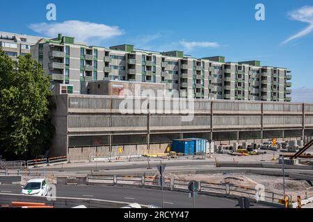 Architecture en béton du quartier résidentiel de Merihaka par une journée d'été ensoleillée à Helsinki, Finlande Banque D'Images