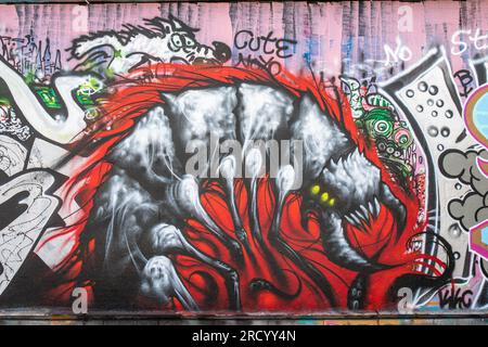 Graffiti mural sur le mur de graffiti de Suvilahti à Helsinki, Finlande Banque D'Images