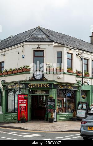 Une vue extérieure du pub Quinns sur la Promenade centrale à Newcastle, Co.Down, Irlande du Nord, Royaume-Uni. Banque D'Images