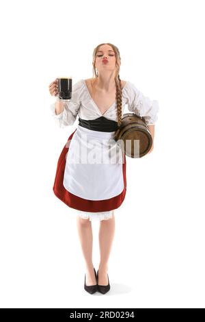 Belle serveuse Octoberfest avec bière et baiser soufflant tonneau sur fond blanc Banque D'Images