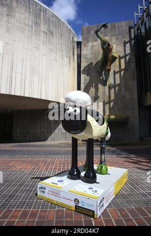 Newcastle, Royaume-Uni. 17 juillet 2023. Shaun le mouton sur la Tyne, 50 sculptures décorées individuellement du personnage seront placées dans les rues, les parcs et les espaces publics pendant 10 semaines, du lundi 17 juillet au vendredi 22 septembre 2023. Shaun the Sheep on the Tyne est présenté par St Oswald Hospice et recueille des fonds pour celui-ci. L'association s'est associée aux producteurs créatifs Wild in Art, Shaun the Sheep Creator Aardman. Crédit : DEW/Alamy Live News Banque D'Images