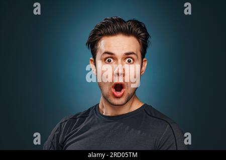 Jeune homme émotif portrait wow Banque D'Images