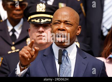 Le maire de New York, Eric Adams, prend la parole devant la première commissaire adjointe nouvellement nommée, Tania Kinsella, et le commissaire nouvellement nommé de la police de New York, Edward Caban, sont assermentés lors de la cérémonie de prestation de serment dans l'arrondissement du Bronx, à New York, le lundi 17 juillet 2023. New York City Eric Adams a annoncé lundi la nomination du premier commissaire adjoint Edward Caban comme prochain commissaire de la NYPD. Le maire a également annoncé que son remplacement en tant que premier commissaire adjoint sera Tania Kinsella, la première femme de couleur à servir dans ce rôle dans l'histoire de NYPD. Photo de John Angelillo/UPI Banque D'Images