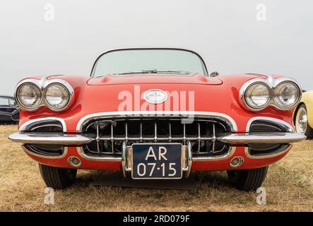 Lelystad, pays-Bas, 18.06.2023, vue de face de la voiture de sport américaine classique Chevrolet Corvette, première génération de 1959 au National Oldtim Banque D'Images