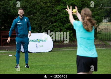 USAGE ÉDITORIAL SEUL le joueur de cricket anglais Chris Woakes se joint à une session de cricket pour personnes handicapées au Stockport Georgians Cricket Club avant le quatrième match de test LV= Insurance Men's Ashes contre l'Australie au Old Trafford Cricket Ground. Le club recevra un financement de #Funds4Runs, un investissement conjoint de 31 millions entre le conseil de cricket d'Angleterre et du pays de Galles (ECB) et LV= Insurance, pour soutenir les entraîneurs pour les futures sessions de handicap dans le Lancashire. Date de la photo : lundi 17 juillet 2023. Banque D'Images