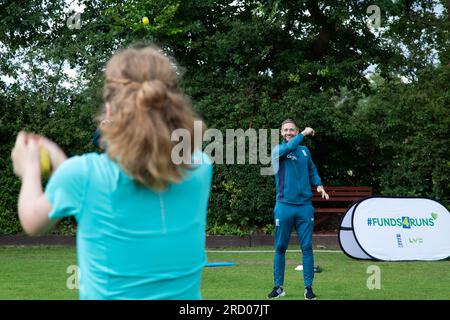 USAGE ÉDITORIAL SEUL le joueur de cricket anglais Chris Woakes se joint à une session de cricket pour personnes handicapées au Stockport Georgians Cricket Club avant le quatrième match de test LV= Insurance Men's Ashes contre l'Australie au Old Trafford Cricket Ground. Le club recevra un financement de #Funds4Runs, un investissement conjoint de 31 millions entre le conseil de cricket d'Angleterre et du pays de Galles (ECB) et LV= Insurance, pour soutenir les entraîneurs pour les futures sessions de handicap dans le Lancashire. Date de la photo : lundi 17 juillet 2023. Banque D'Images