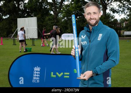 USAGE ÉDITORIAL SEUL le joueur de cricket anglais Chris Woakes se joint à une session de cricket pour personnes handicapées au Stockport Georgians Cricket Club avant le quatrième match de test LV= Insurance Men's Ashes contre l'Australie au Old Trafford Cricket Ground. Le club recevra un financement de #Funds4Runs, un investissement conjoint de 31 millions entre le conseil de cricket d'Angleterre et du pays de Galles (ECB) et LV= Insurance, pour soutenir les entraîneurs pour les futures sessions de handicap dans le Lancashire. Date de la photo : lundi 17 juillet 2023. Banque D'Images