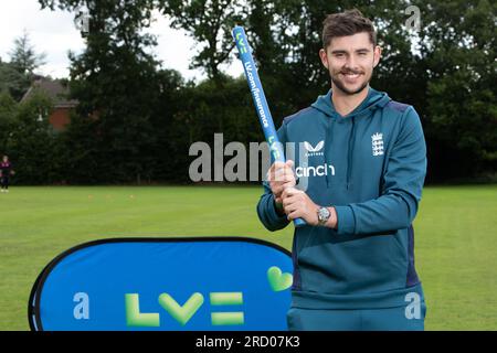 USAGE ÉDITORIAL SEUL le joueur de cricket anglais Josh Tongue participe à une session de cricket pour personnes handicapées au Stockport Georgians Cricket Club avant le quatrième match de test LV= Insurance Men's Ashes contre l'Australie au Old Trafford Cricket Ground. Le club recevra un financement de #Funds4Runs, un investissement conjoint de 31 millions entre le conseil de cricket d'Angleterre et du pays de Galles (ECB) et LV= Insurance, pour soutenir les entraîneurs pour les futures sessions de handicap dans le Lancashire. Date de la photo : lundi 17 juillet 2023. Banque D'Images