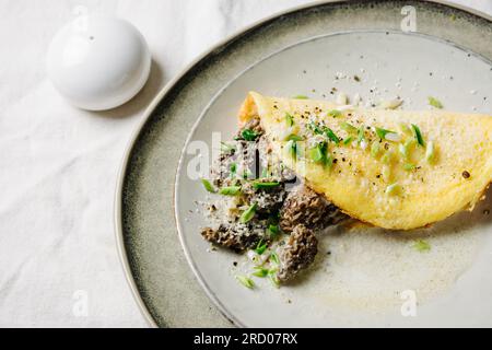 Omelette aux morilles et au fromage dans une sauce crémeuse. Banque D'Images