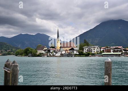 Rottach Egern, Deutschland. 17 juillet 2023. Vue sur le Tegernsee à Rottach Egern avec le Wallberg sur 07/17/2023 Paysage, montagnes, Alpes, montagnes. Lac, rivage. ? Crédit : dpa/Alamy Live News Banque D'Images