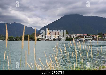 Rottach Egern, Deutschland. 17 juillet 2023. Vue sur le Tegernsee à Rottach Egern avec le Wallberg sur 07/17/2023 Paysage, montagnes, Alpes, montagnes. Lac, rivage. ? Crédit : dpa/Alamy Live News Banque D'Images