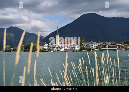 Rottach Egern, Deutschland. 17 juillet 2023. Vue sur le Tegernsee à Rottach Egern avec la Wallberge sur 07/17/2023 Paysage, montagnes, Alpes, montagnes. Lac, rivage. ? Crédit : dpa/Alamy Live News Banque D'Images