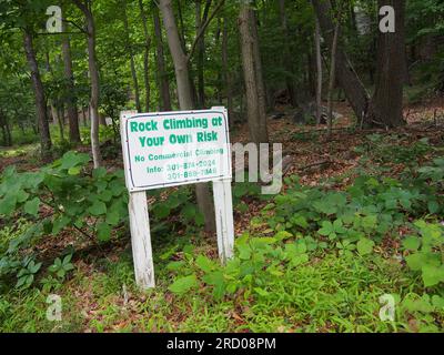 Escalade à vos propres risques panneau d'avertissement sur le mont du pain de sucre à Frederick, Maryland, 3 juin 2023, © Katharine Andriotis Banque D'Images