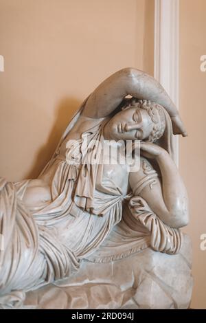 Sculpture classique en marbre antique d'une femme dans le Musée d'État de l'Ermitage à Saint-Pétersbourg, Russie. Banque D'Images