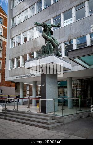 Siège du Congrès des syndicats Londres, TUC Siège social Londres sur Great Russell St Holborn Londres. La Maison du Congrès a été ouverte en 1958, statue de Joseph Epstein. Banque D'Images