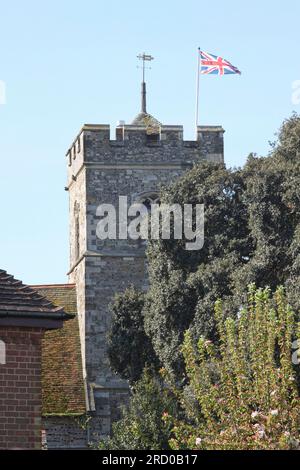 Drapeau de l'Union volant depuis le clocher à St. Église Marie la Vierge à Felpham, West Sussex Banque D'Images