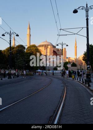 Rue dans Sultanahment sur une soirée d'été à Istanbul avec la mosquée Sainte-Sophie derrière. Turquie Banque D'Images