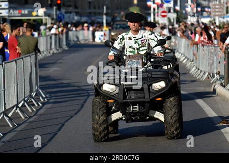 Marseille, France. 14 juillet 2023. Un chasseur alpin du 4e Régiment de chasseurs de Gap sur son défilé de quadricycles motorisés au Vieux-Port de Marseille lors du défilé militaire de la fête nationale. Défilé militaire motorisé sur le Vieux-Port de Marseille à l'occasion de la cérémonie militaire de la fête nationale. (Photo Gerard Bottino/SOPA Images/Sipa USA) crédit : SIPA USA/Alamy Live News Banque D'Images