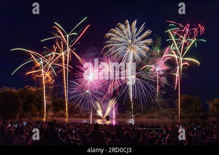 (C) Denis TRASFI / MAXPPP - feux d'artifice à Aigrefeuille d'Aunis le 14 juillet 2023 Banque D'Images