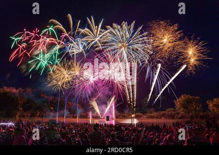 (C) Denis TRASFI / MAXPPP - feux d'artifice à Aigrefeuille d'Aunis le 14 juillet 2023 Banque D'Images