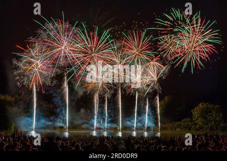 (C) Denis TRASFI / MAXPPP - feux d'artifice à Aigrefeuille d'Aunis le 14 juillet 2023 Banque D'Images