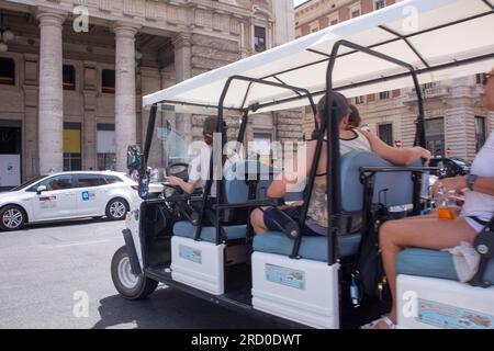 Rome, Italie. 17 juillet 2023. Touristes devant le Palazzo Chigi à Rome par une chaude journée d'été (crédit image : © Matteo Nardone/Pacific Press via ZUMA Press Wire) USAGE ÉDITORIAL SEULEMENT! Non destiné à UN USAGE commercial ! Banque D'Images