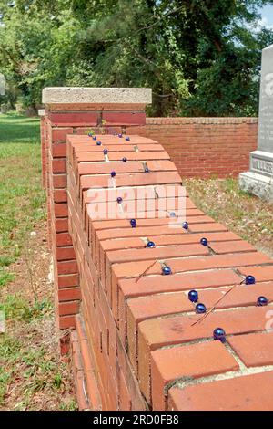 Mur tombal avec des billes bleues. À l'origine connue sous le nom d'Old Green Hill Church, St. L'église épiscopale de Bartholomew est située près de Quantico, Maryland USA. Banque D'Images