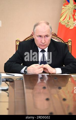 Moscou, Russie. 17 juillet 2023. Le président russe Vladimir Poutine organise une réunion par vidéoconférence avec le Kremlin pour discuter des dommages au pont du détroit de Kertch reliant la Crimée occupée à la Russie continentale, le 17 juillet 2023 à Moscou, en Russie. Crédit : Alexander Kazakov/Kremlin Pool/Alamy Live News Banque D'Images