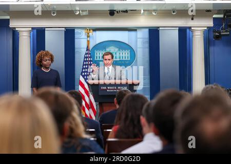 Washington, États-Unis d ' Amérique. 17 juillet 2023. John Kirby, coordonnateur des communications stratégiques au Conseil de sécurité nationale, prend la parole lors du briefing quotidien de la Maison Blanche le 17 juillet 2023 à Washington, DC. Kirby a annoncé que la Russie avait refusé de prolonger un accord soutenu par les États-Unis qui permettait à l'Ukraine de continuer à exporter des céréales et d'autres aliments pendant la guerre en cours. Crédit : Brazil photo Press/Alamy Live News Banque D'Images